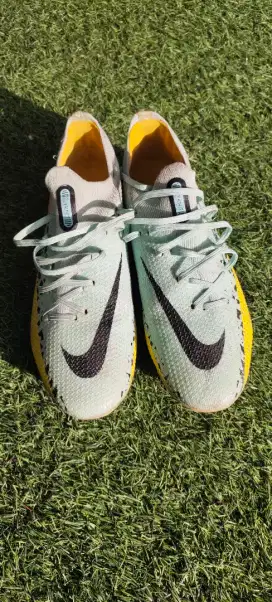Sepatu bola Nike Phantom GT elite