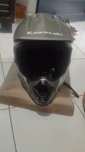 Dijual helm Kawasaki masih baru 250k aja