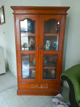 Lemari baju dan lemari kaca