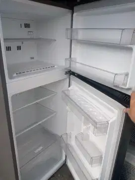 Kulkas merk LG dan Toshiba