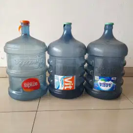 Galon air isi ulang Aqua