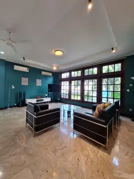 Dijual Rumah Lama Terawat Posisi Hoek di Pondok Indah Jakarta Selatan