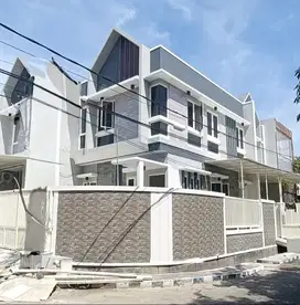 Turun harga loh rumah lebar 8 mtr di tenggilis dekat Ubaya