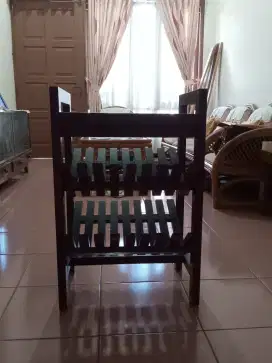 Meja tempat majalah/koran
