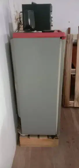 Kulkas 1 pintu, masih bagus.