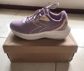 Dijual sepatu womens running diadora baru