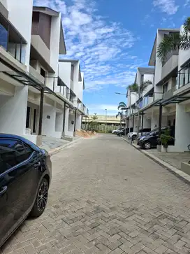 Private Cluster 3 Lantai Siap Huni Design Unik 10 menit ke Tol dan KRL