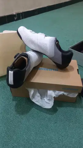 Sepatu sepeda merek shimano dan Dechatlon 2 pasang