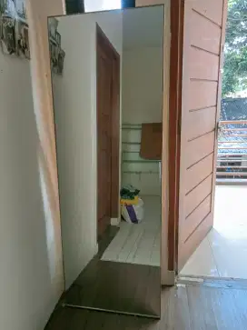 Menjual  kaca besar kayu bagus  bekas baru SDH tidak kerja on lane