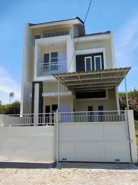 Rumah Murah Mewah 2 Lantai Harga 1 Lantai Kamar 3 di Malang Dau Promo