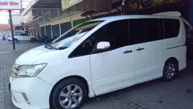 Nissan serena putih 2014