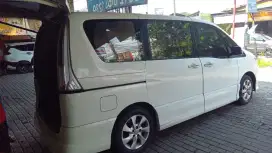 Nissan serena putih 2014