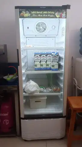 Showcase Polytron Lemari Pendingin Minuman