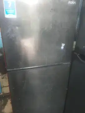 Di jual kulkas 2 pintu  Merk AQUA normal