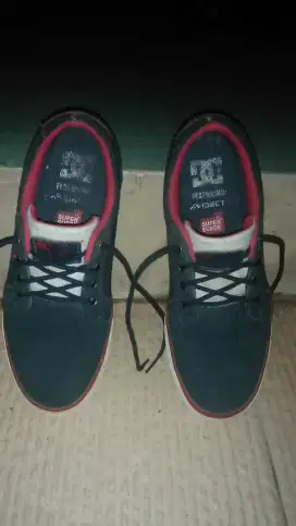 sepatu merek dc