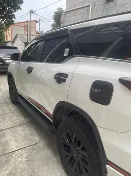 Jual fortuner 2019 warna putih