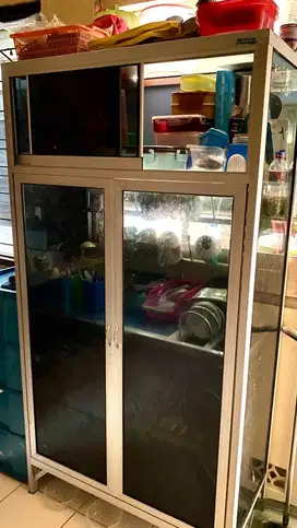 Lemari Rak Kaca Piring & Gelas