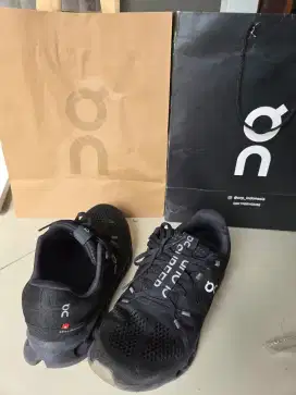 DI JUAL SEPATU ON CLOUD SURFER SIZE 8 DAN CLOUD X3 SIZE 8.5CM 100% ORI
