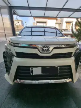 Toyota voxy 2018 putih