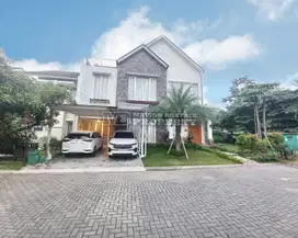 RUMAH HOEK BAGUS TERAWAT SIAP HUNI LOKASI SANGAT STRATEGIS DI