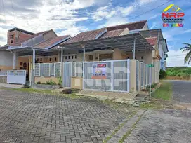 Dijual Rumah Cantik Hook 2 Lantai Siap Huni di Perum Djati Kayangan