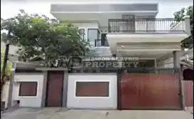 RUMAH MEWAH 3 LANTAI SEMI FURNISHED STRATEGIS DI PINGGIR JALAN DI BSD