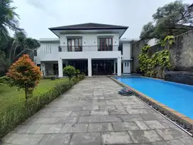 Kemang - Luxury Tropical House with Spacious Garden