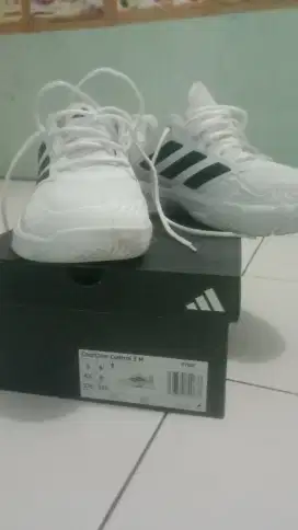 Sepatu adidas courtjam 3