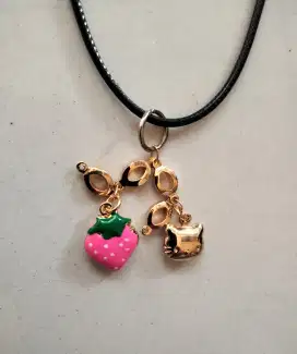 Bandul kalung hello Kitty strawberry