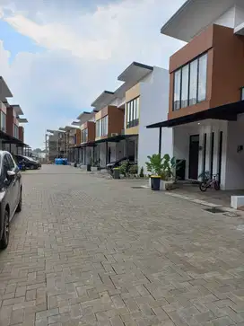 Dijual rumah dlm cluster di area Jombang lokasi di pinggir jalan raya