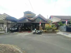 Dijual rumah menghadap taman lt176/180 hrg1,6m komplek arcamanik endah