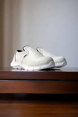 Pengrajin sepatu Putih Balikpapan