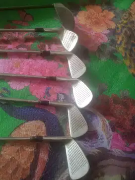 6 stik golf dan 5 bola