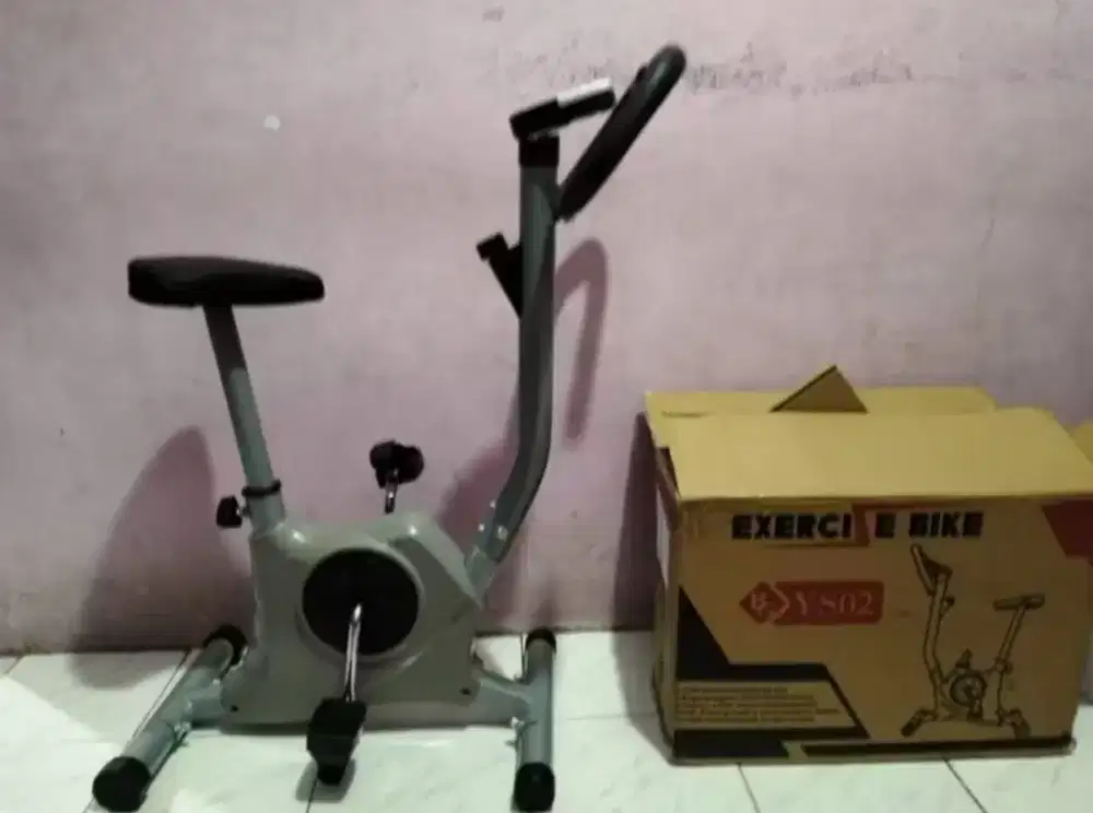 Alat squat dan sepeda statis