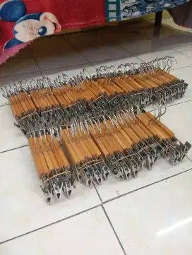 Dijual borongan hanger jepit kayu premium