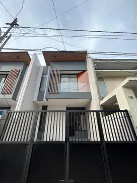 Rumah 2 Lantai Baru SHM di Mulyosari Utara Minimalis Siap Huni