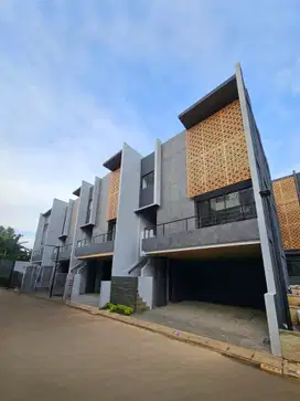 Dekat Ke Senayan. Rumah Permata Hijau Dijual. UNIT BARU, Jalan Utama