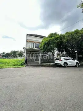 Rumah bagus 2 lantai di batununggal indah
