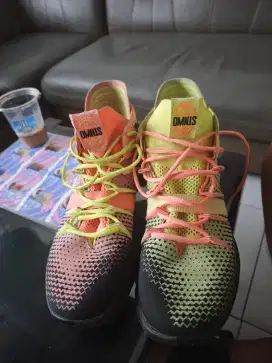 Sepatu Basket New balance omn1s