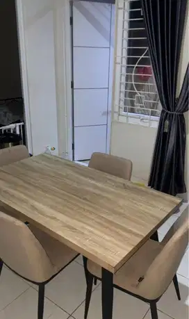 Set kursi dan meja makan informa