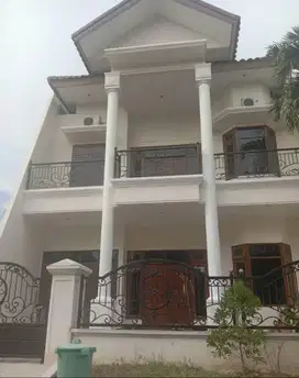 Disewakan Rumah Villa Valencia Pakuwon Siap Huni