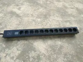 Stop kontak PDU 12 lubang