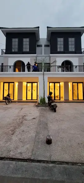 RUMAH MEWAH LOKASI TOP SAMPING MCDONALS MAJAPAHIT DEKAT TOL GAYAMSARI
