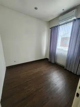 Rumah Bagus dan Lokasi Strategis, 2 Lantai, Dian Istana, Surabaya