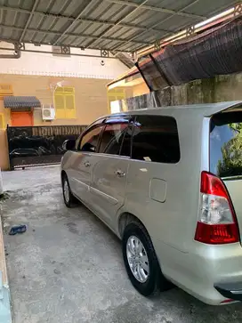 Kijang innova 2012 G/2.0