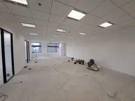 Sewa Kantor 207 m2 di Sampoerna Strategic – Sudirman Kondisi Fitted