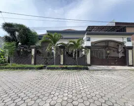 Jual rumah Rungkut Asri dekat MERR row jalan 4 mobil