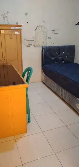 Kamar kos putri selangkah ke kampus stan