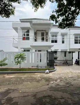 Dijual rumah klasik dalam komplek posisi hook di megapolitan Cinere