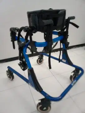 Alat terapi berjalan anak merk Rifton Pacer